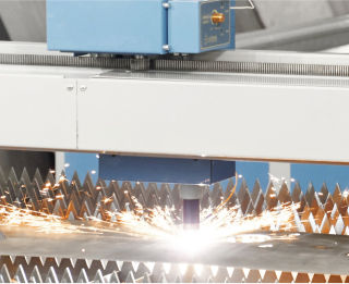 Bei der Wahl des Lasertyps für das Schneiden von Lochblechen ist die Materialstärke des Blechs ein wichtiger Faktor.