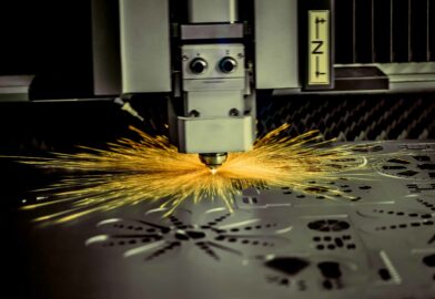 Im Vergleich zu anderen Schneidtechnologien ist der Laser sehr präzise und kann komplexe Konturen und Muster mit großer Genauigkeit schneiden, was zu einer guten Wiederholbarkeit führt.